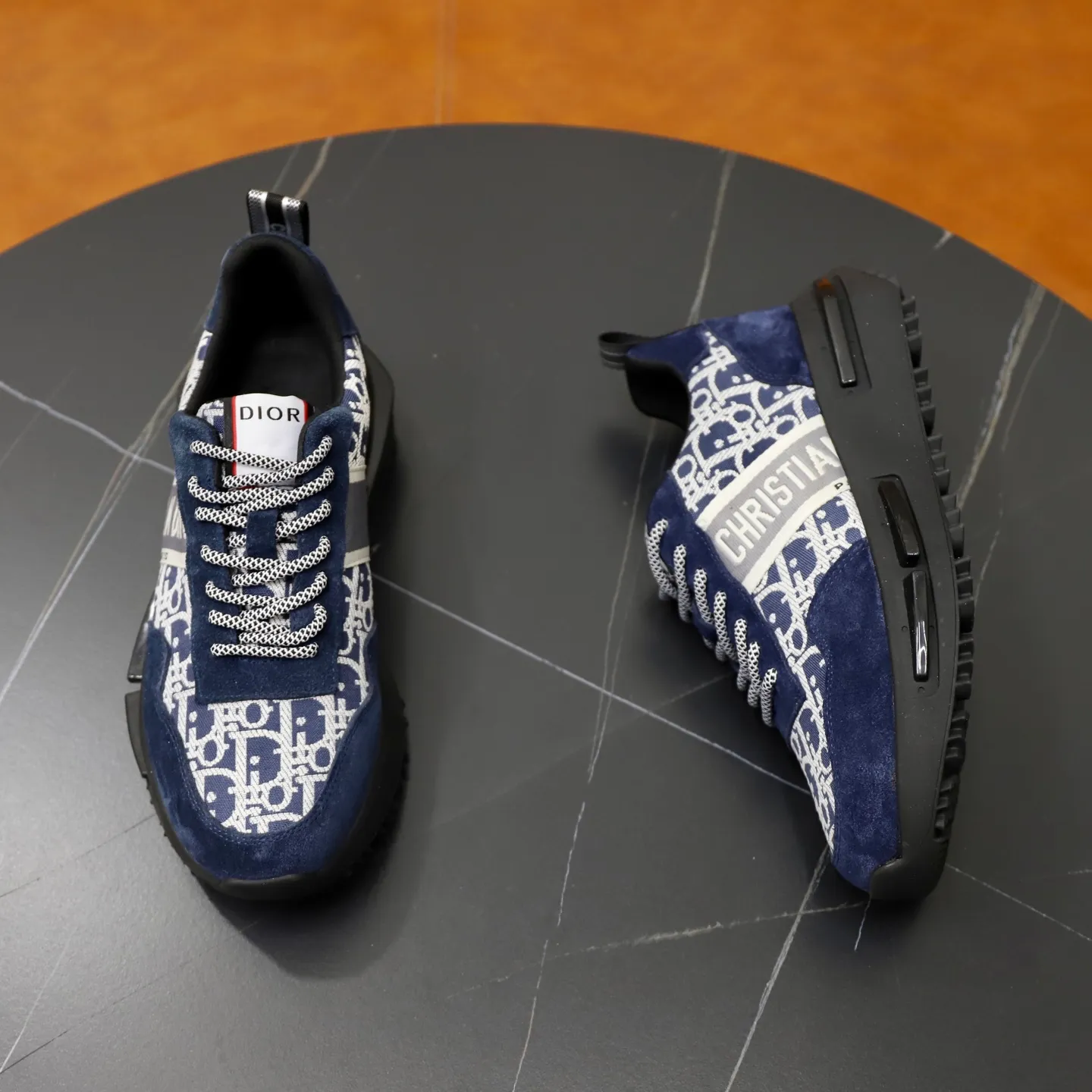 Ex-factory price: 442💰🙅‍♂️🙅‍♂️🙅‍♂️ Brand: Dior DIOR Standard code: 38-44 (45 customized) Grade: Same as the official website Material: Original cowhide material spliced with brand cloth Comfortable and breathable lining Lightweight and wear-resistant sports outsole Style category: Men's fashion casual shoes Running sports shoes Distinguished luxury brand elements Top luxury color: actual picture color